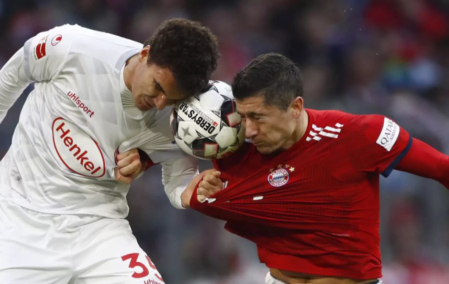 Marcin Kaminski (l.) von Fortuna Düsseldorf und Bayerns Robert Lewandowski schenken sich beim legendären 3:3 am 24. November 2018 nichts.