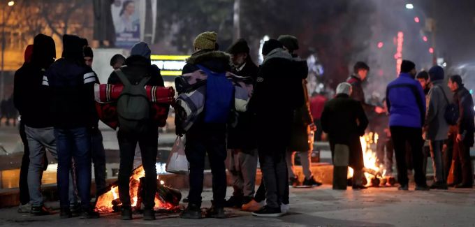 Nach dem Erdbeben, das ihre Häuser zerstörte, versammeln sich die Menschen um die Nacht an den Feuern zu verbringen. Türkei Erdbeben