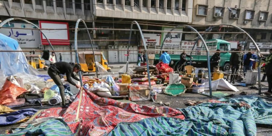 Demonstranten auf dem Tahrir-Platz in Bagdad bauen ihre Zelte ab