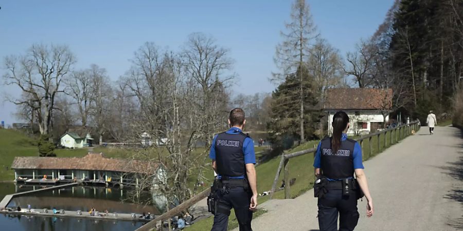 Eine Patrouille der Stadtpolizei St. Gallen im Naherholungsgebiet «Drei Weieren».