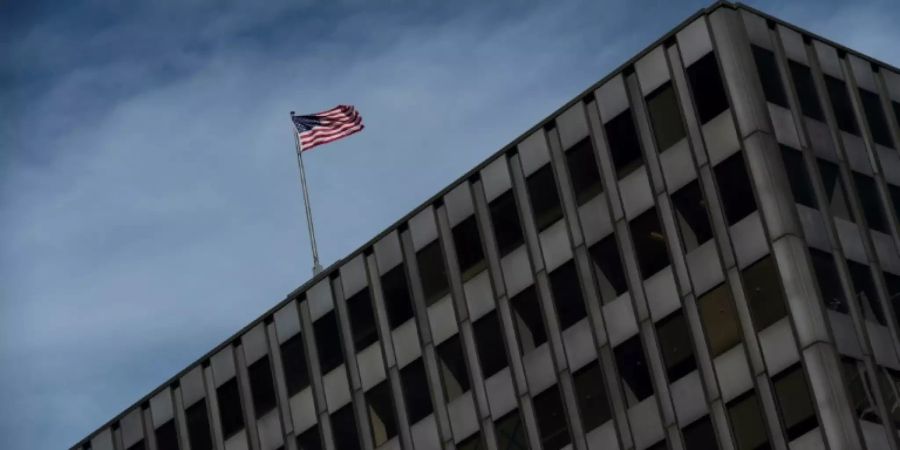 US-Flagge auf Gebäude