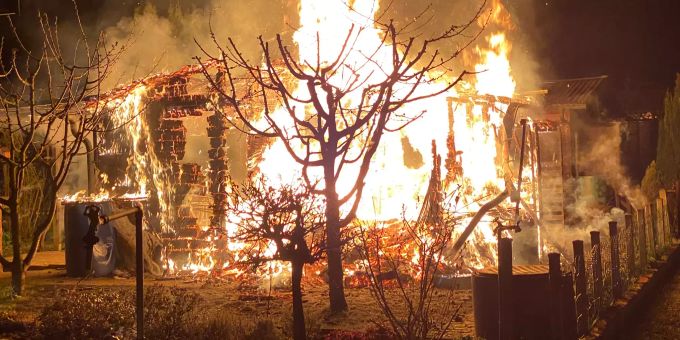 Risch-Rotkreuz: Flammen zerstören Gartenhaus Risch-Rotkreuz: Flammen zerstören Gartenhaus