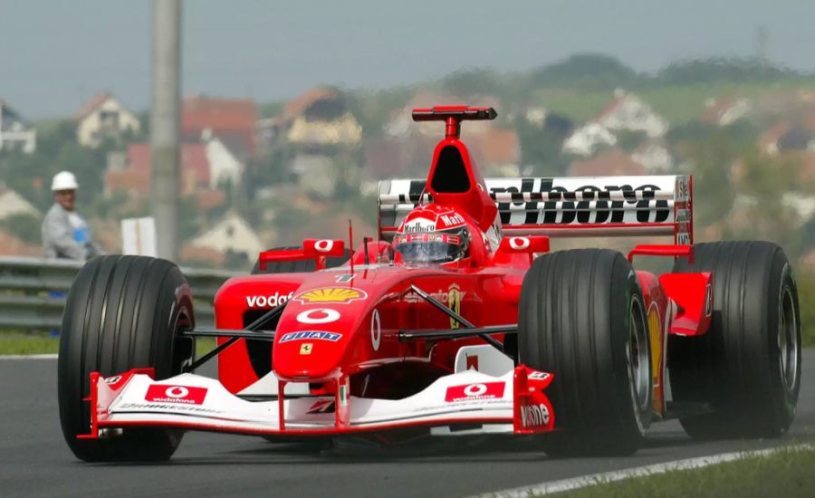 Mit dem Ferrari F2002 lieferte Schumacher eine Machtdemonstration ab. Er beendete jedes der 17 Rennen auf dem Podest und gewann elf davon.