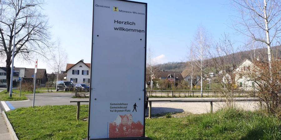 Dorfschild «Herzlich willkommen» bei Möriken-Wildegg.