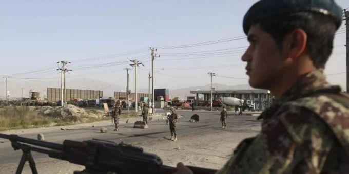 Soldaten der afghanischen Nationalarmee stehen an einem Kontrollpunkt in Kabul (Archiv). kabul soldaten