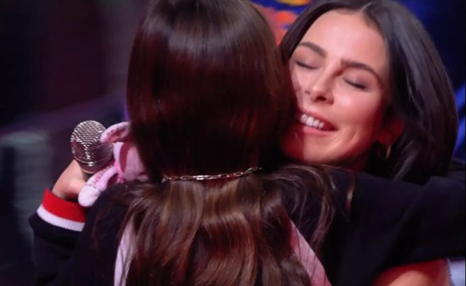 Lena und Liana umarmen sich bei «The Voice Kids». the voice