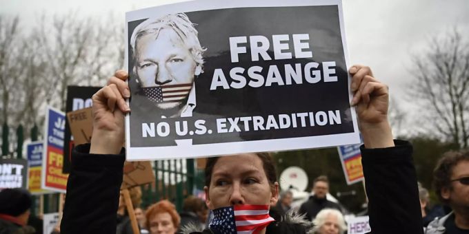 Vor dem Gerichtsgebäude in London protestierten Demonstranten gegen eine Auslieferung von Wikileaks-Gründer Julian Assange in die USA. assange