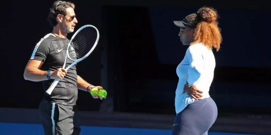 Will mit einem Strategiewechsel seinen Schützling wieder zu Siegen führen: Patrick Mouratoglou (l), der Trainer von Serena Williams. Foto: Fiona Hamilton//dpa