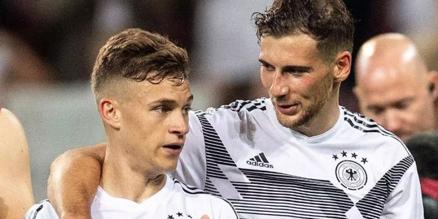 Joshua Kimmich (l) und Leon Goretzka haben die Initiative «We kick Corona» ins Leben gerufen. Foto: Marius Becker/dpa