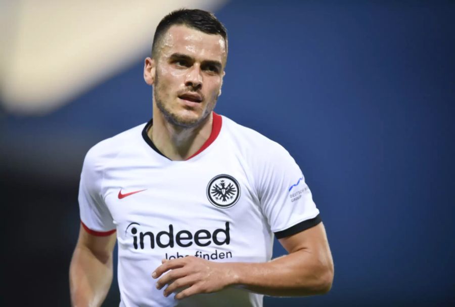 ...Vordermann Filip Kostic.