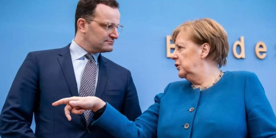 Kanzlerin Merkel und Gesundheitsminister Spahn in der Bundespressekonferenz in Berlin. Foto: Michael Kappeler/dpa