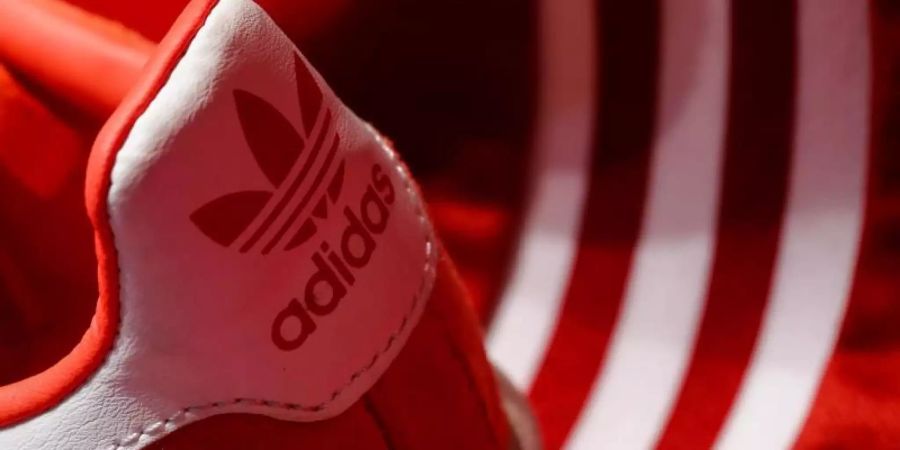 Ein Schuh des Sportartikelherstellers adidas wird am Rande der Hauptversammlung ausgestellt. Foto: Daniel Karmann/dpa