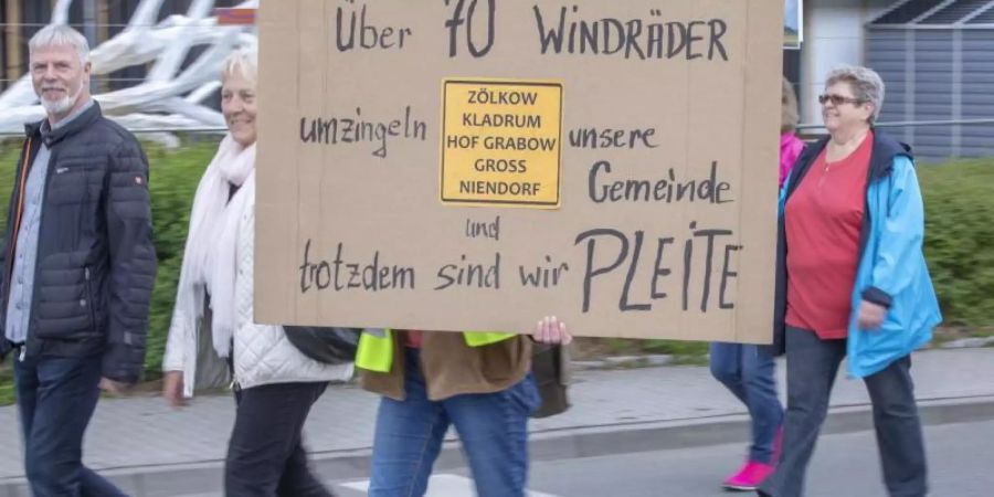 Hunderte Einwohner aus Gemeinden Mecklenburg-Vorpommerns protestieren gegen den weiteren Ausbau der Windkraft. Foto: Jens Büttner/zb/dpa