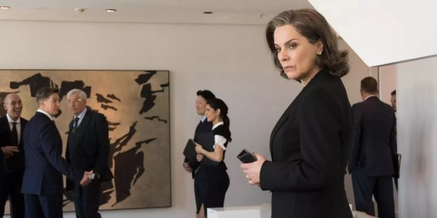 Christelle Leblanc (Desiree Nosbusch) ist die neue Investmentchefin der Deutschen Global Invest. Sind ihre Kollegen ihr wohlgesinnt?. Foto: Christian Lüdeke/Letterbox Filmproduktion/ZDF/dpa