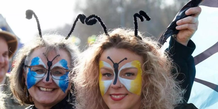 Als Schmetterlinge verkleidete Närrinnen ziehen zur Weiberfastnacht durch die Strassen. Foto: Thomas Frey/dpa