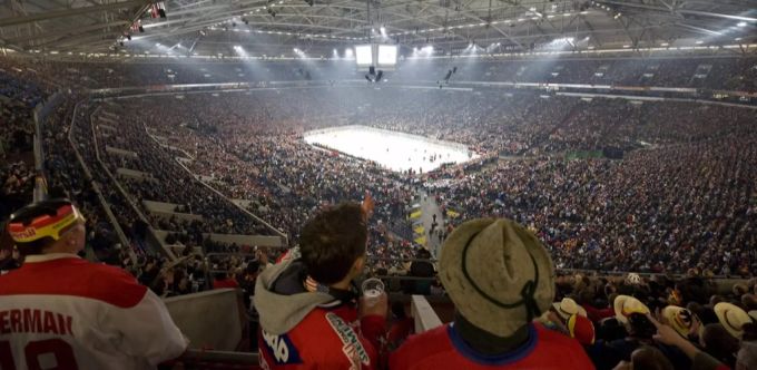 Die Mega-Kulisse zum Start der Eishockey WM 2010 in Deutschland. Eishockey WM