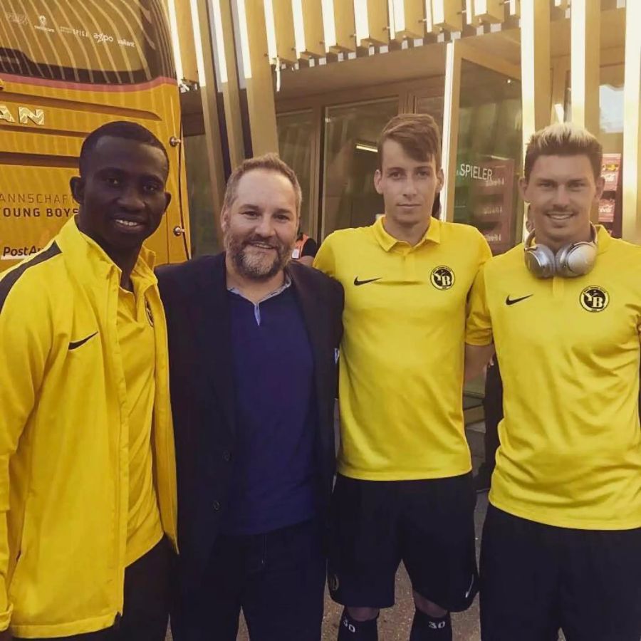 Sékou Sanogo, Sandro Lauper und Christian Fassnacht mit ihrem Berater.