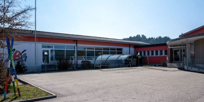 Schulhaus in Bäriswil. Schulhaus in Bäriswil.