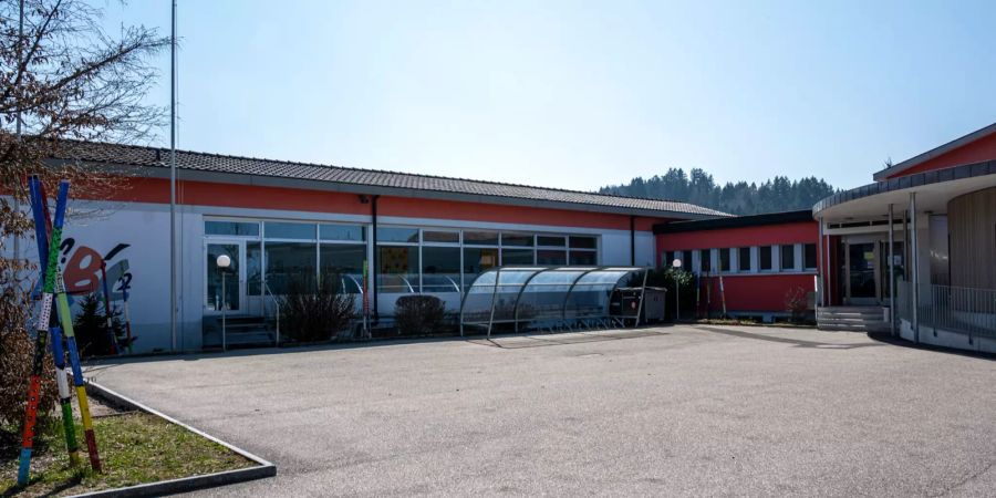 Schulhaus in Bäriswil.