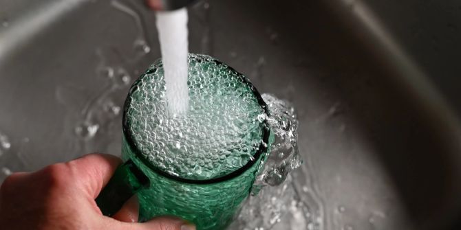 Glas Wasser Leitung Spülbecken