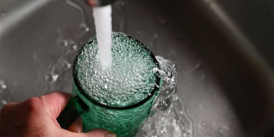 Glas Wasser Leitung Spülbecken