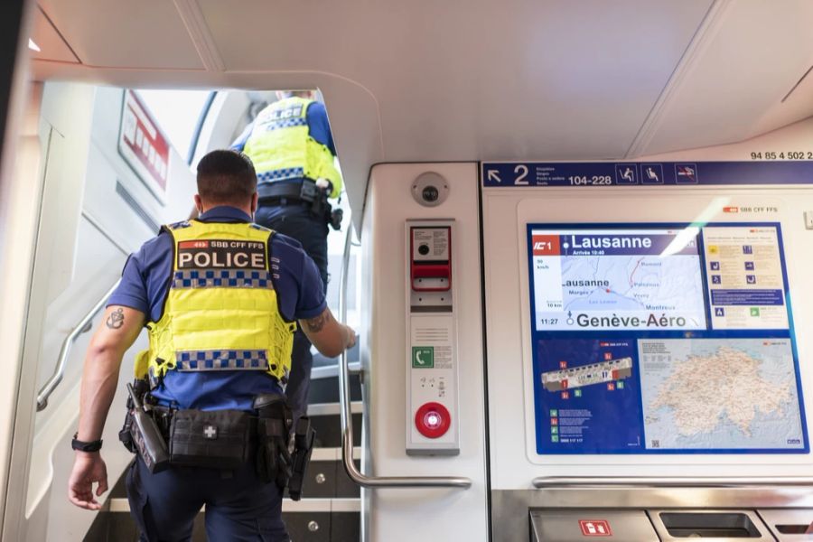 Auf die Diebe macht die Bahnpolizei unter anderem mit dem Verteilen von Schöggeli aufmerksam.