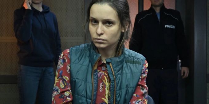 Nadine Teichmann (Kristin Suckow, vorne) wird auf dem Kommissariat von Leonie Winkler (Cornelia Gröschel) befragt. tatort
