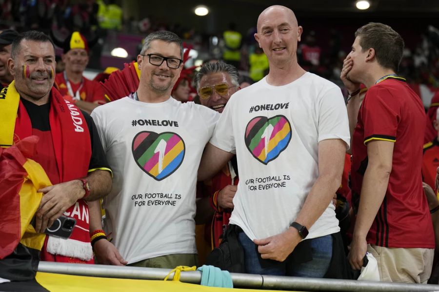 Zwei belgische Fussball-Fans haben sich getraut, ein «One Love»-Tshirt anzuziehen in Dohar, Katar, 23. November 2022.