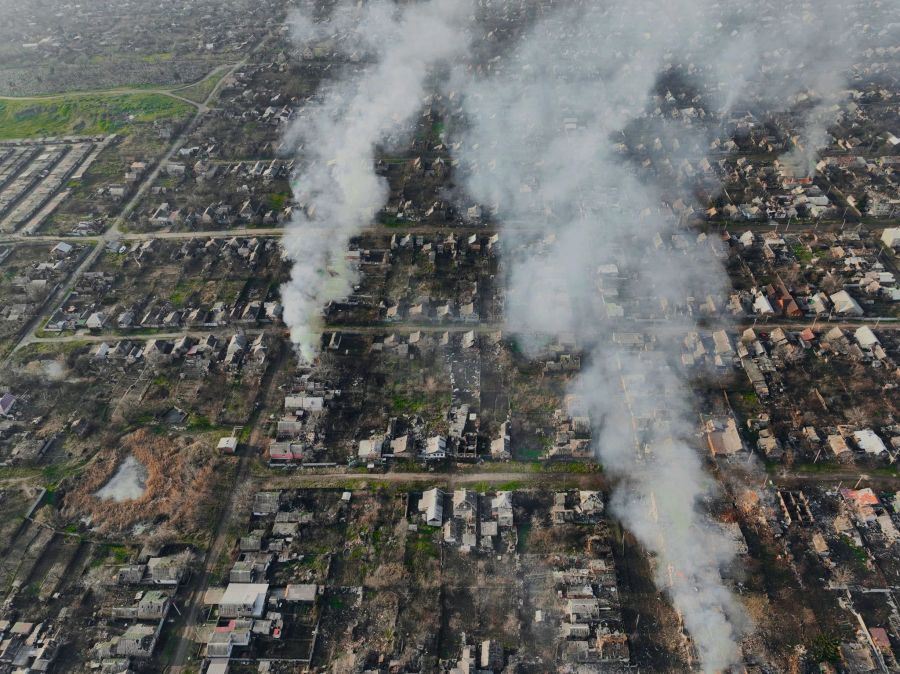 Nach Angriffen steigt über den Aussenbezirken der Stadt Bachmut in der Ukraine Rauch in die Luft. Libkos/AP/dpa