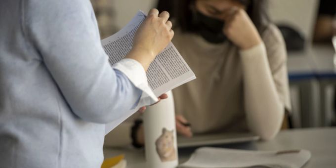 In der Schweiz sind Lehrerinnen und Lehrer immer häufiger Gewalt ausgesetzt. (Symbolbild) Lehrer