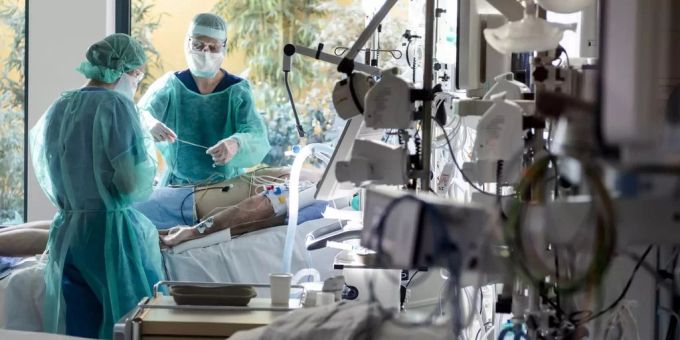 Coronavirus: Medizinisches Personal arbeitet auf der Intensivstation eines Schweizer Spitals. Coronavirus Niall Ferguson