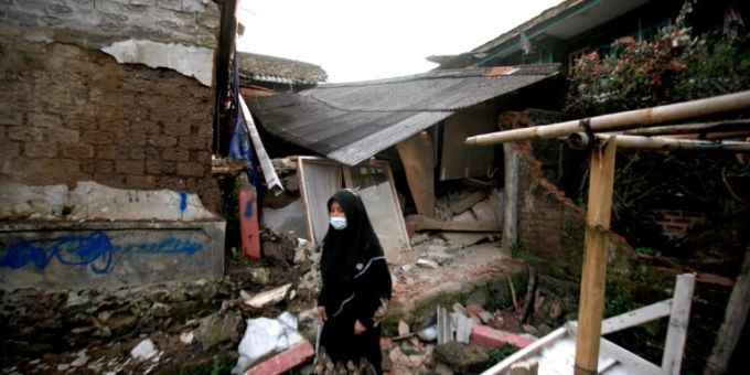 Jakarta - Zahl der Toten nach Erdbeben in Indonesien steigt auf mehr als 600