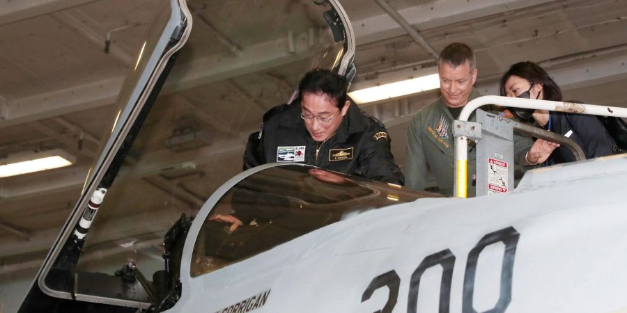 Der japanische Premierminister Fumio Kishida stigt in ein Cockpit eines US-Kampfjets.