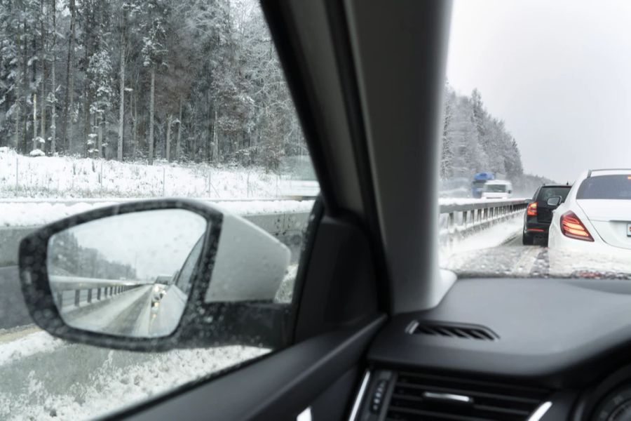 Um die Gemeinden zu entlasten, will der Kanton jetzt in einem Pilotprojekt einige Autobahn-Ausfahrten sperren. (Archiv)