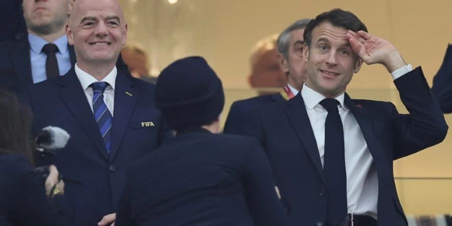 Macron (rechts) mit Fifa-Präsident Gianni Infantino in Katar