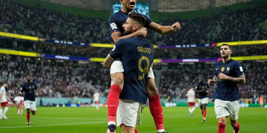 Olivier Giroud (unten) jubelt mit Kylian Mbappe über ein Tor für Frankreich.