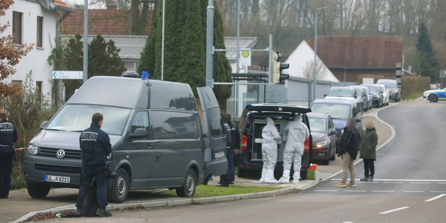 Einsatzkräfte begutachten den Tatort in Illerkirchberg (Alb-Donau-Kreis).