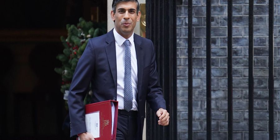 Grossbritanniens Premierminister Rishi Sunak verlässt die Downing Street 10 in London.