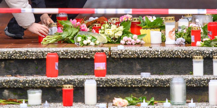 Auf einer Treppe vor dem Berufskolleg Tecklenburger Land in Ibbenbüren legen Schüler Kerzen und Blumen für die getötete Lehrerin ab.