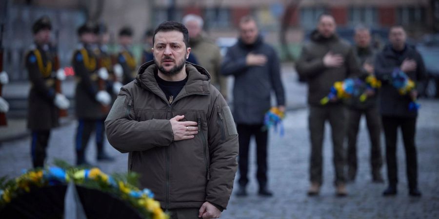 Der ukrainische Präsident Wolodymyr Selenskyj würdigt an einem Denkmal in Lwiw die im russischen Angriffskrieg gefallenen Verteidiger der Ukraine.