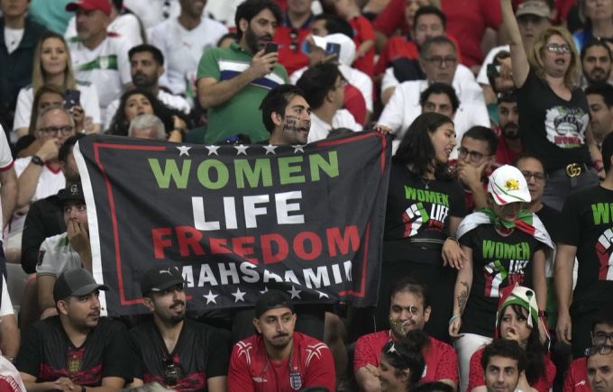 Auch Iranische Fans bekundeten auf der Tribüne im ersten WM-Spiel gegen England ihre Solidarität mit der Protestbewegung in der Heimat. Iran Protest WM 2022