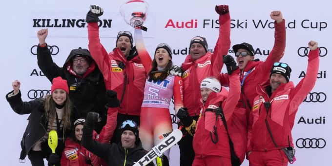 Wendy Holdener feiert ihren ersten Sieg mit ihrem Team. Wendy Holdener