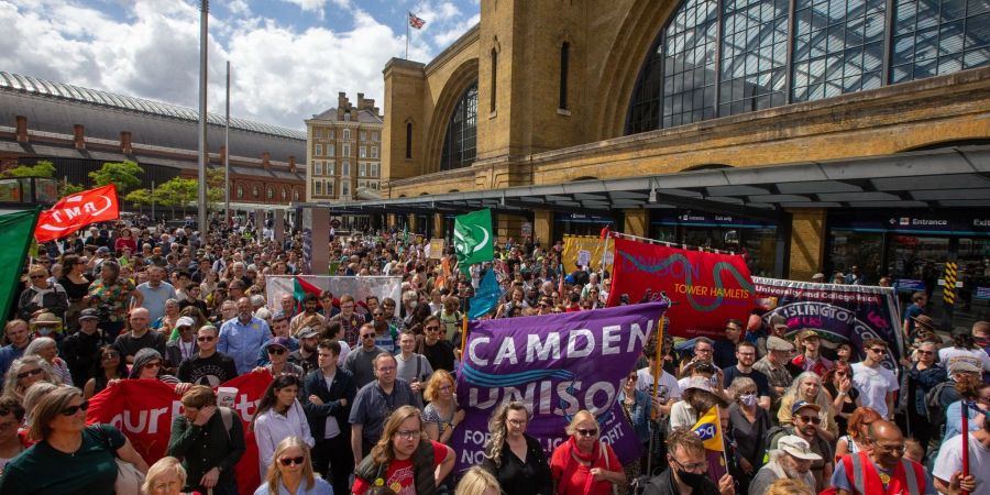 Hunderte Demonstranten in London bei einer Solidaritäts-Kundgebung für die Streikenden.