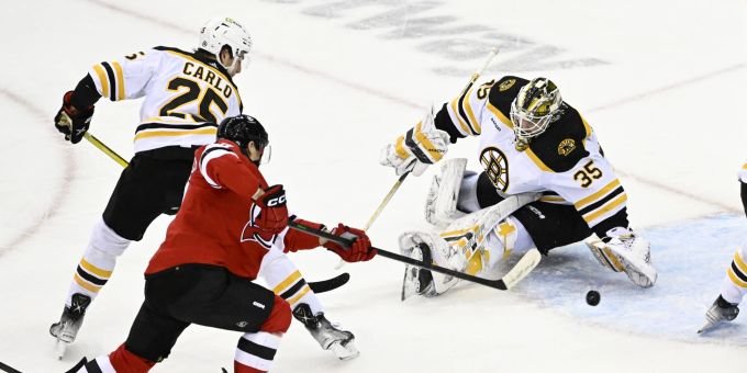 Nico Hischier liefert für die New Jersey Devils in der NHL gegen die Boston Bruins zwei Assists und verliert trotzdem. NHL Devils Bruins