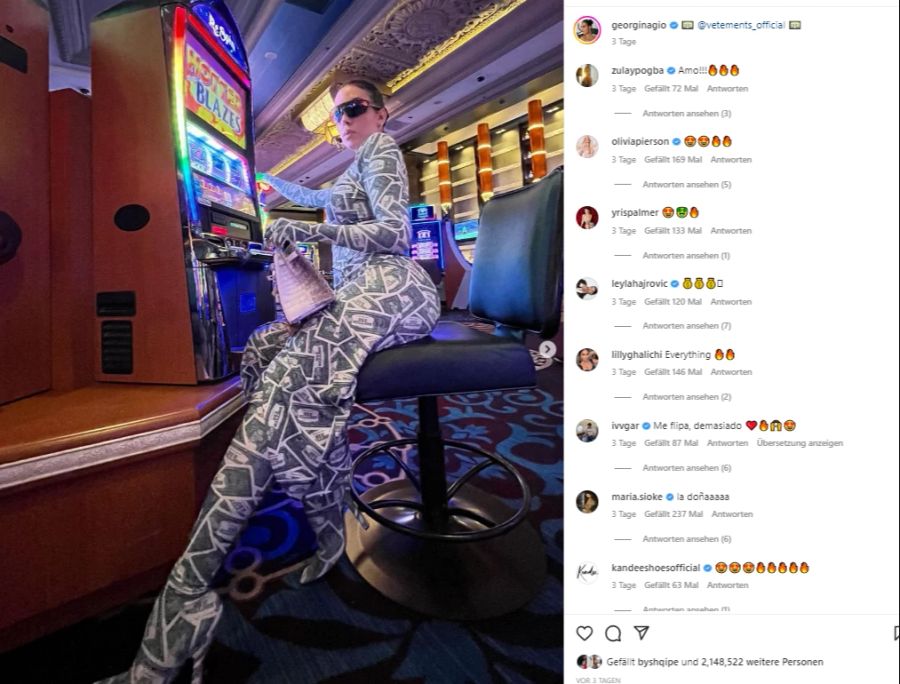 Georgina Rodríguez posiert im Dollar-Kleid im Casino.