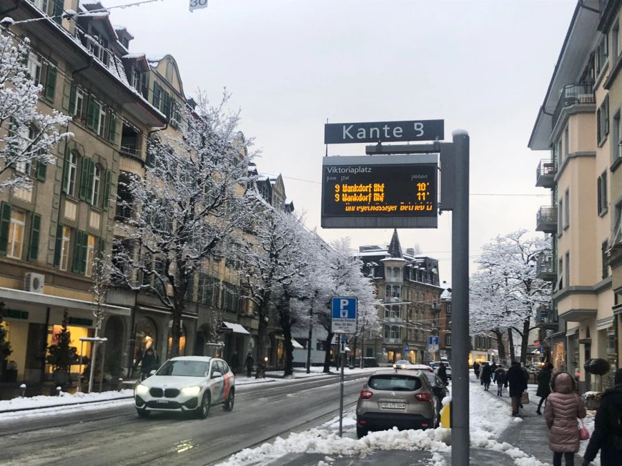 Beim Viktoriaplatz fährt der 9er-Bus aufgrund des Schnees in «unregelmässigem Betrieb».