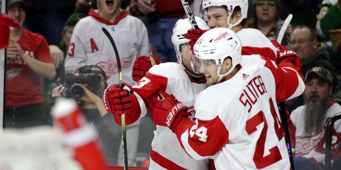 Suter freut ich mit seinen Mitspieler der Red Wings über einen Treffer in der NHL. NHL Suter