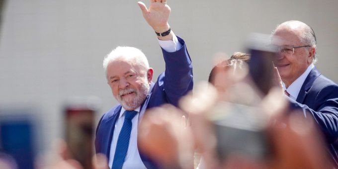 Der designierte Präsident Luiz Inacio Lula da Silva winkt aus einem offenen Auto in Brasilia. brasilien