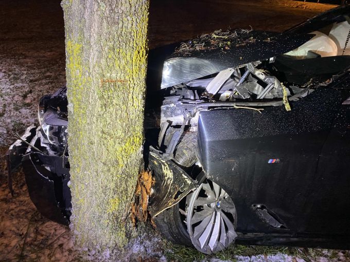 Der Lenker und sein Beifahrer wurden nur leicht verletzt. Kantonspolizei Aargau