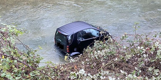 Füllinsdorf BL: Ungesicherter Personenwagen rollt in die Ergolz Füllinsdorf BL: Ungesicherter Personenwagen rollt in die Ergolz